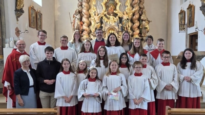 Gruppenfoto der Ministrantenschar St. Lambert - mit den drei neuen Ministranten - den zwei ausscheidenden Ministrantinnen - den Mesnerinnen Elfriede Krone und Elisabeth Dietz -Pfarrgemeinderatssprecher Michael Bock - dem Vorbereitungsteam Christiane und Theresa Hammer – und Pfarrer Herbert Rösl. (Bild: Theresa Hammer)