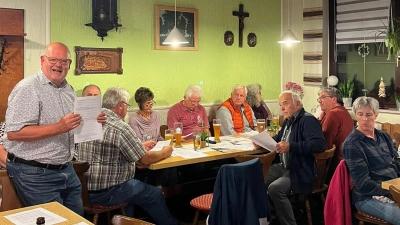 Bezirkssozialreferent Arthur Schriml (links) erklärte beim Vortrag des VdK-Ortsverbandes Kirchenthumbach ausführlich die wichtigen Themen Vorsorgevollmacht und Patientenverfügung. (Bild: Petra Lettner)