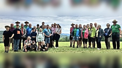 Die Wandergruppe um Wanderwart Hubert Ach (Erster von rechts) beim Start in Steinlohe. Im Hintergrund in der Bildmitte ist der Bergrücken leicht zu sehen, auf dem die beiden NATO-Türme des Hohen Bogens stehen. (Bild: Peter Kirner)