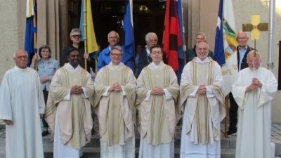 Die KAB-Ortsverbände mit ihren Bannern und die Zelebranten des Gottesdienstes mit (von links) Dr. Adaikalem Donald Michael, Kreispräses Michael Jakob, Diözesanpräses Stephan Rödl (Regensburg) und Stadtpfarrer Josef Irlbacher, flankiert von den Ministranten Manfred Baldauf und Otto Held. (Bild: Georg Müllner)