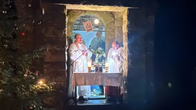 Pfarrvikar und die Gemeinde feierten Christmette auf der Heiligen Staude. (Bild: Ursula Breinbauer/exb)