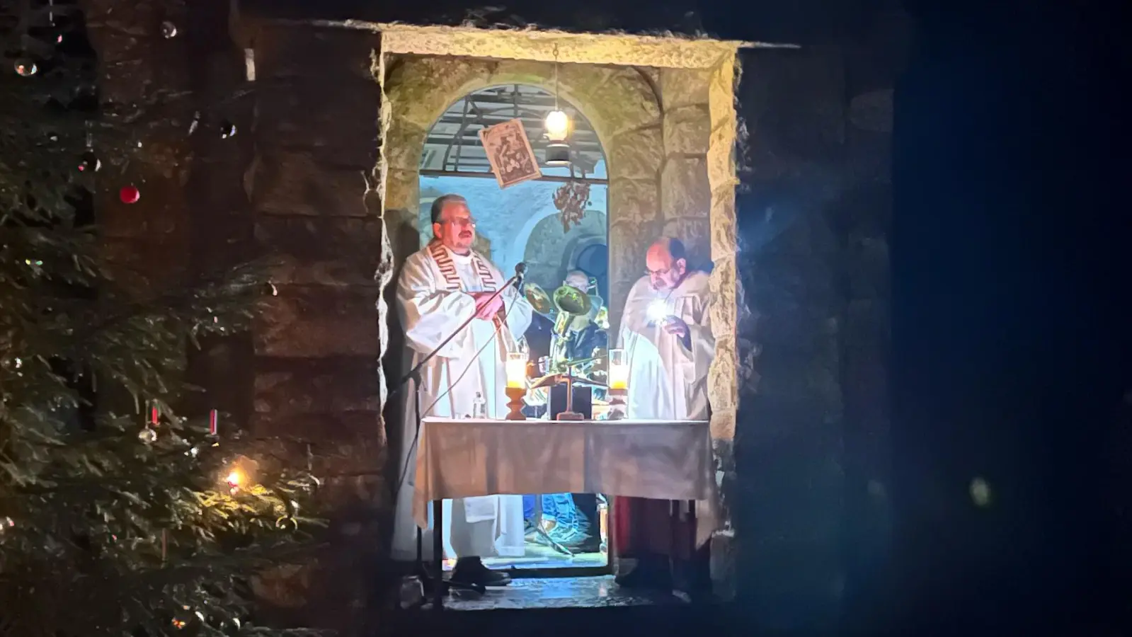 Pfarrvikar und die Gemeinde feierten Christmette auf der Heiligen Staude. (Bild: Ursula Breinbauer/exb)