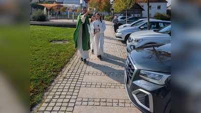 Pfarrer Johannes Arweck segnet die Fahrzeuge. (Bild: Manuela Popp)