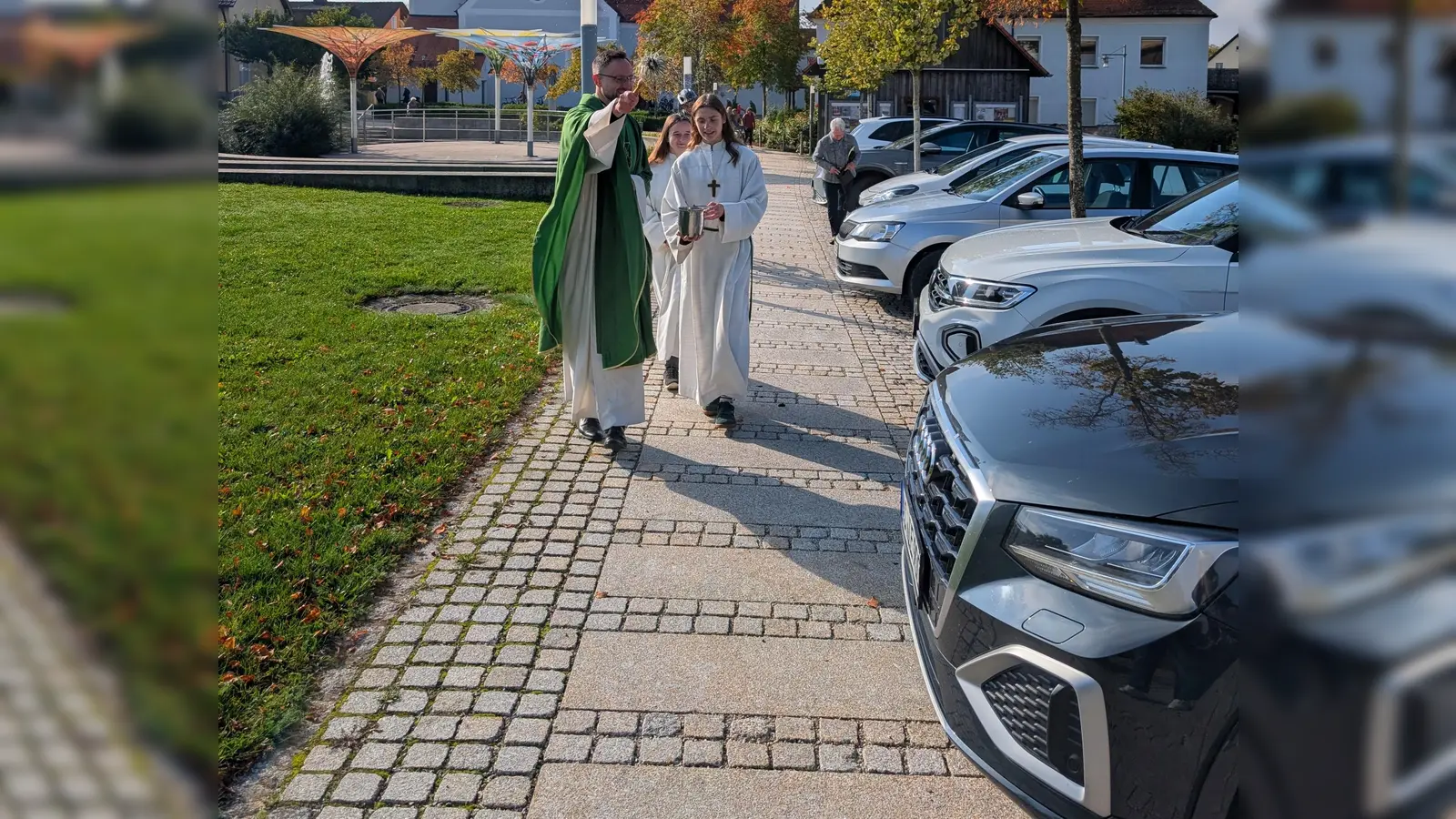 Pfarrer Johannes Arweck segnet die Fahrzeuge. (Bild: Manuela Popp)