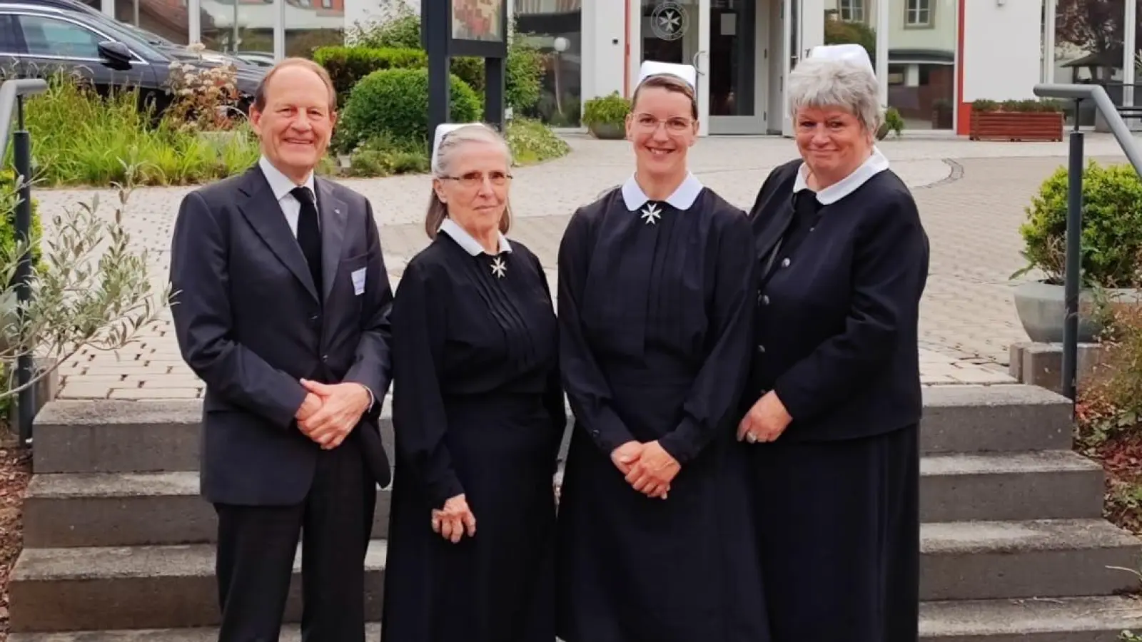 Dietrich von Schweinitz (amtierende Kommendator der Bayrischen Genossenschaft des ritterlichen Johanniterordens), Freya Jaroljmek (Johanniterschwester), Katharina Salbeck (Leiterin des Bruder-Gerhard-Hospizes) und Ramona Schumacher (Regionaloberschwester) (Bild: Rainer Salbeck)