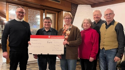 Spendenübergabe zur Renovierung der Kreuzberg Kirche Pleystein  (Bild: Hans Müllhofer )