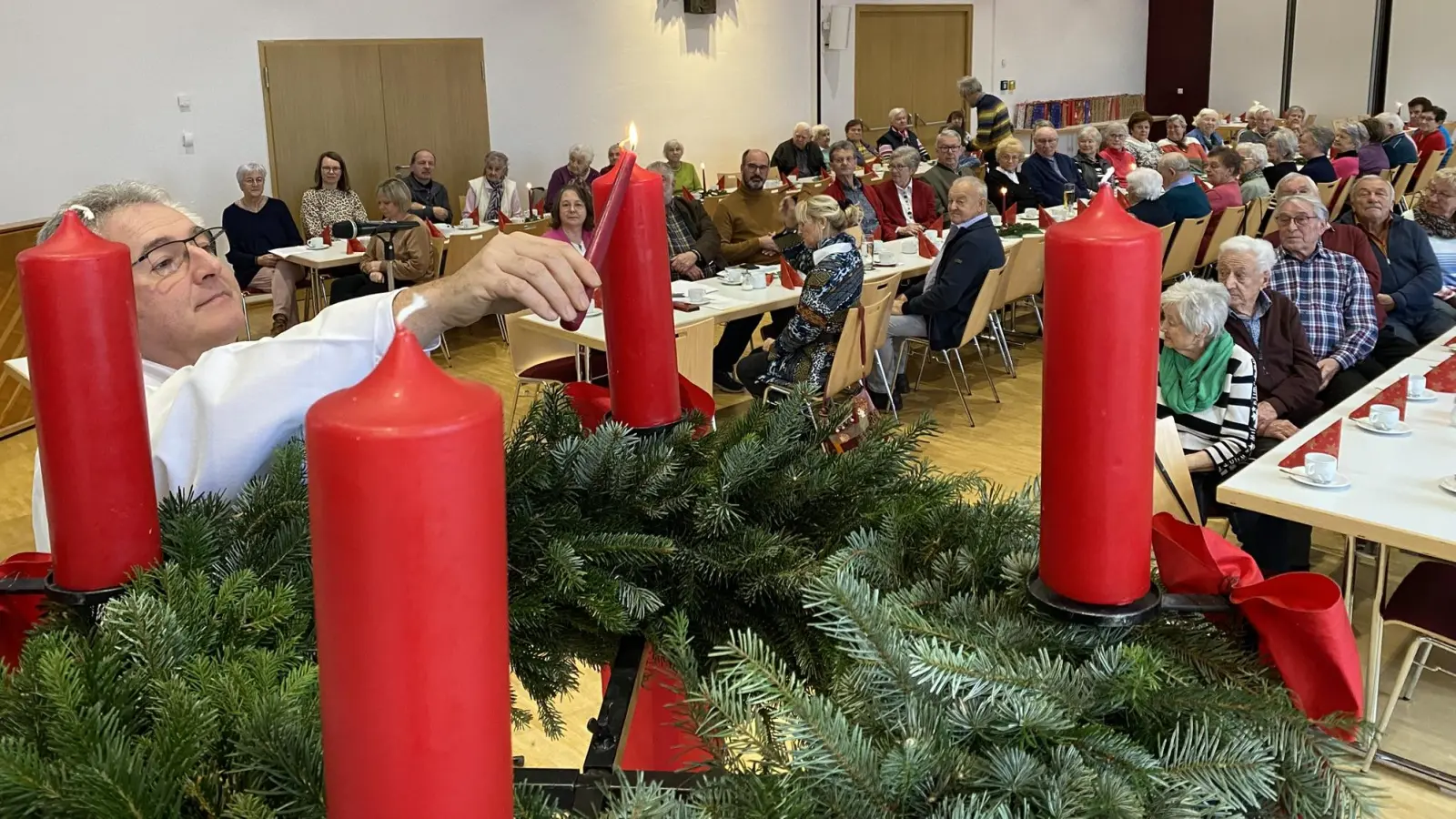 Mit dem Anzünden der ersten Kerze am Adventskranz begann der Seniorenadvent im Jugendwerk. (Bild: Raphael Haubelt (aub))