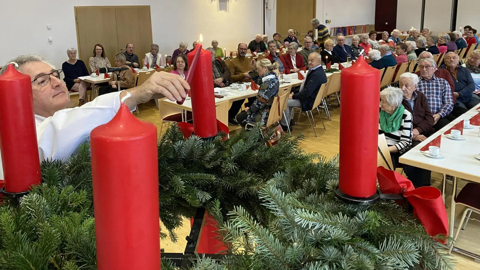Mit dem Anzünden der ersten Kerze am Adventskranz durch Pfarrer Hannes Lorenz begann der Seniorenadvent im Jugendwerk. (Bild: Raphael Haubelt )