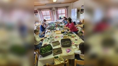 Die Frauen beim Palmbüschelbinden.  (Bild: Simone Weist)