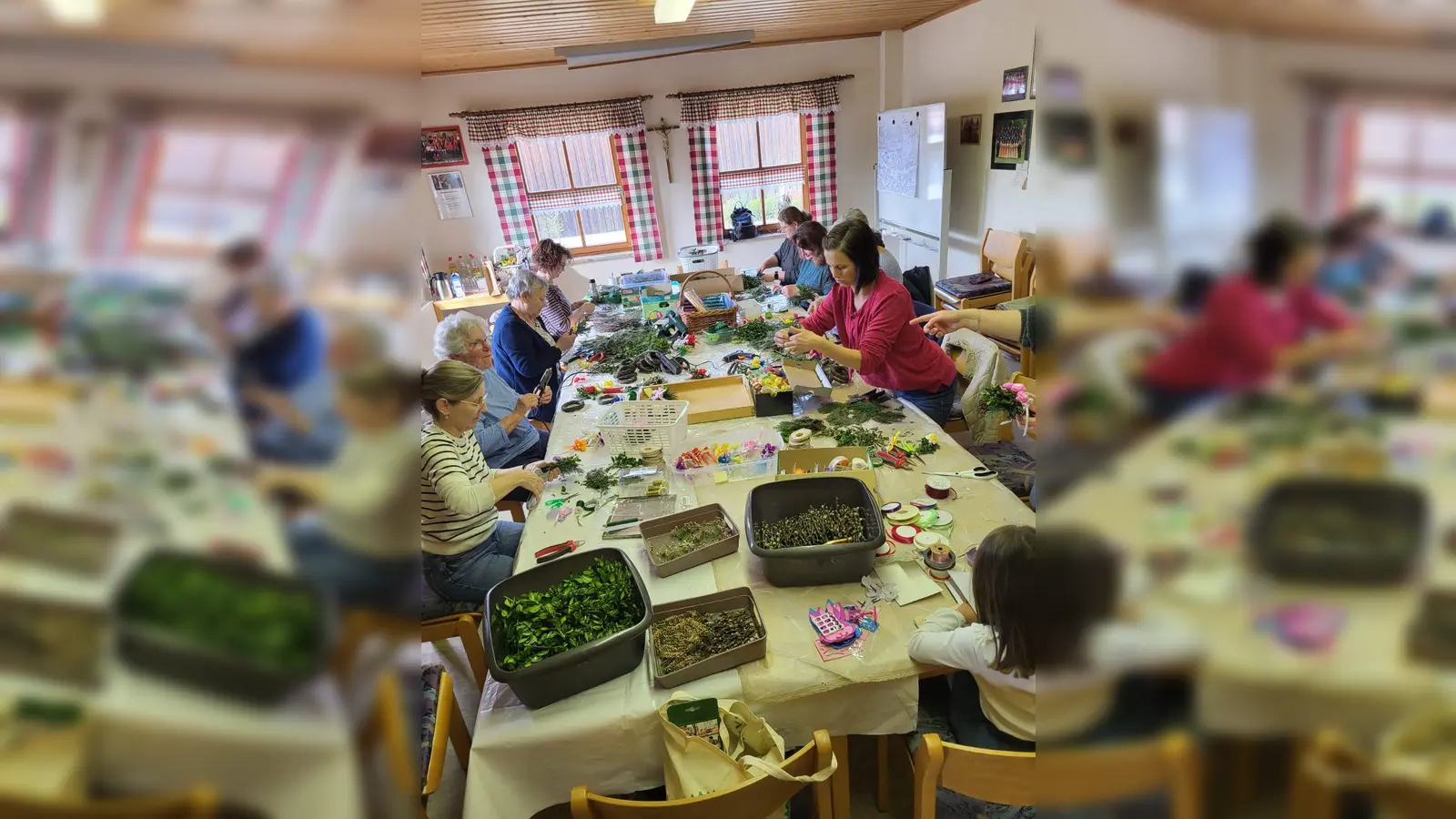 Die Frauen beim Palmbüschelbinden.  (Bild: Simone Weist)