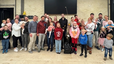 Der erste Bürgermeister Jörk Kaduk mit den Familien bei der Neugeborenenfeier in der Stadelreihe in Königstein. (Bild: Larissa Engelhardt)