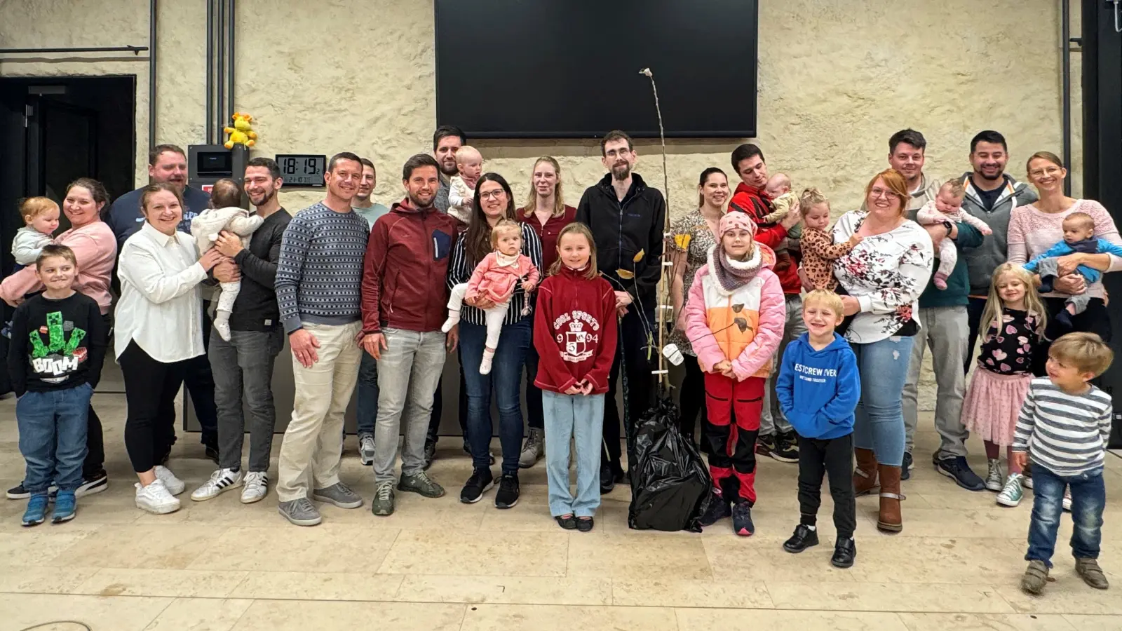 Der erste Bürgermeister Jörk Kaduk mit den Familien bei der Neugeborenenfeier in der Stadelreihe in Königstein. (Bild: Larissa Engelhardt)