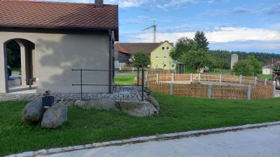 Der Dorfweiher in Pleisdorf ist fertig. Am Samstag steigt dort das Dorffest. (Bild: gra/exb)