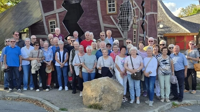 Gruppenfoto auf dem Hexentanzplatz (Bild: Ingrid Kaltenecker)