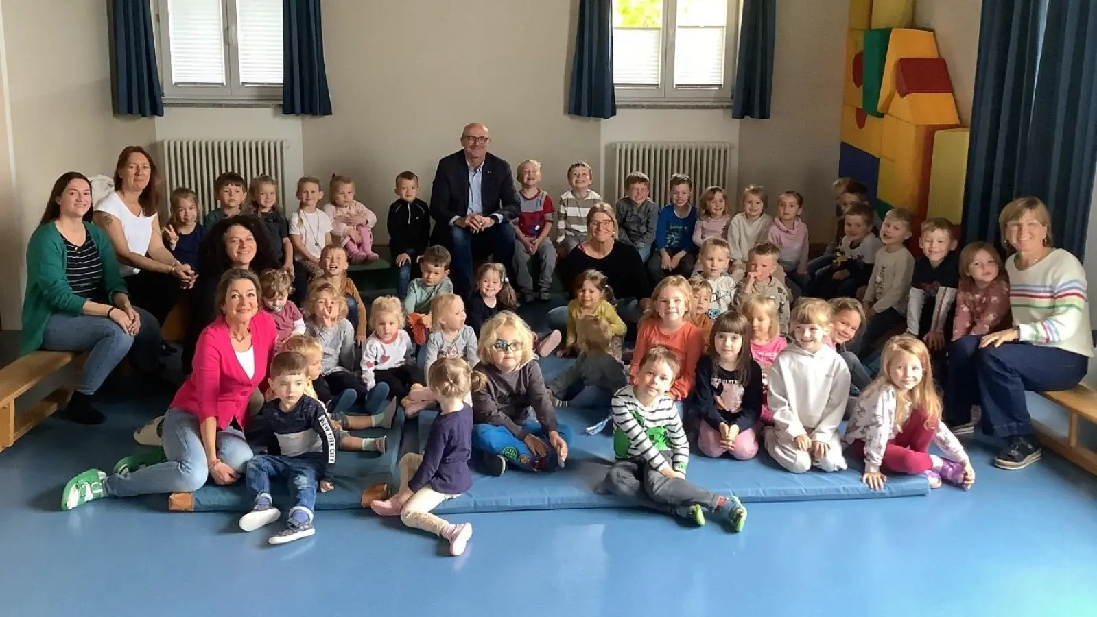 Die Kinder freuten sich über den Besuch des Bürgermeisters.  (Bild: Marion Weiß)