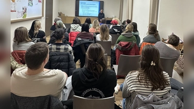 Die Besucher des Elternabends im Familienstützpunkt verfolgen interessiert den Vortrag der Referentin. (Bild: Melanie Thiem)