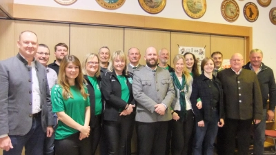 Die neu gewählte Mannschaft der Berg- und Böllerschützen Pittersberg für die nächsten zwei Jahre. Ganz links 1.Bürgermeister Erich Meidinger, rechts 2.Bürgermeister Johann Vornlocher und in der Mitte der neue, wieder starke Schützenchef Andreas Hammer mit all seinen Helfern. (Bild: Michael Götz)