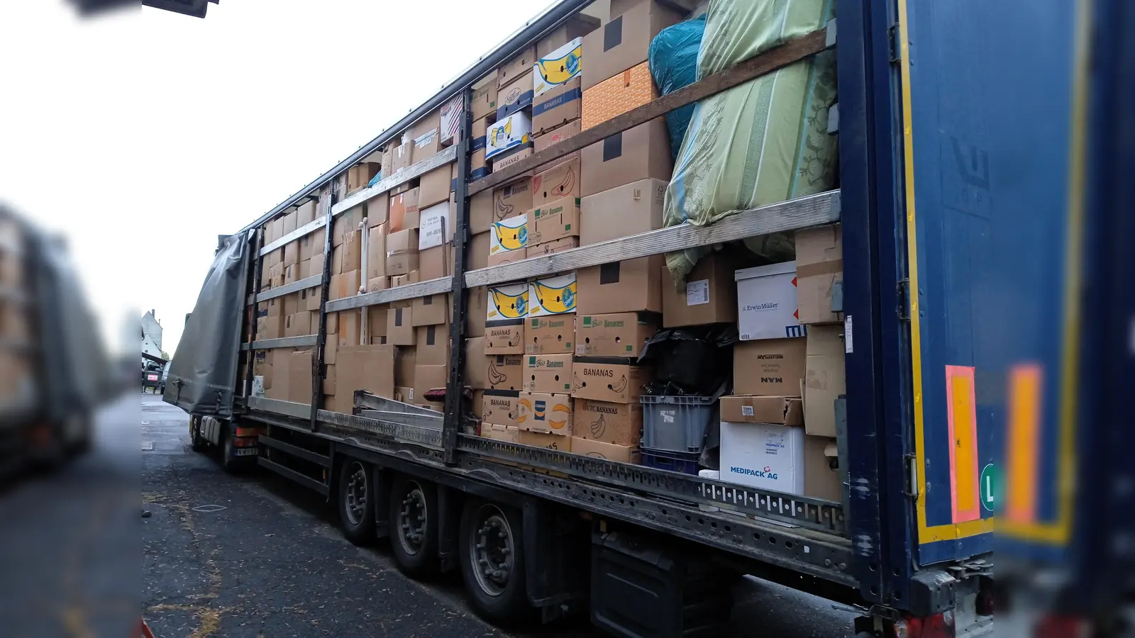 Hans Karl von der Aktion „Für das Leben und die Hoffnung“ sammelt wieder Altkleider für einen guten Zweck und bittet bereits jetzt Sachspenden zurück zu legen. (Bild: Petra Lettner)