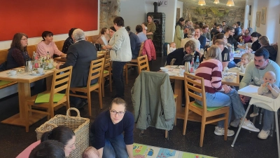 Gemütliche Atmosphäre beim Neugeborenenempfang in Mitterteich: Eltern mit ihren Neugeborenen beim gemeinsamen Frühstück im Marktcafé des Mehrgenerationenhauses. (Bild: Sabine Frank)