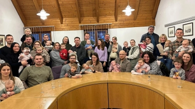 Der Markt Rieden zahlte an 21 Familien das Babybegrüßungsgeld für die Geburten im Jahr 2025 aus. (Bild: Brigitte Huber)