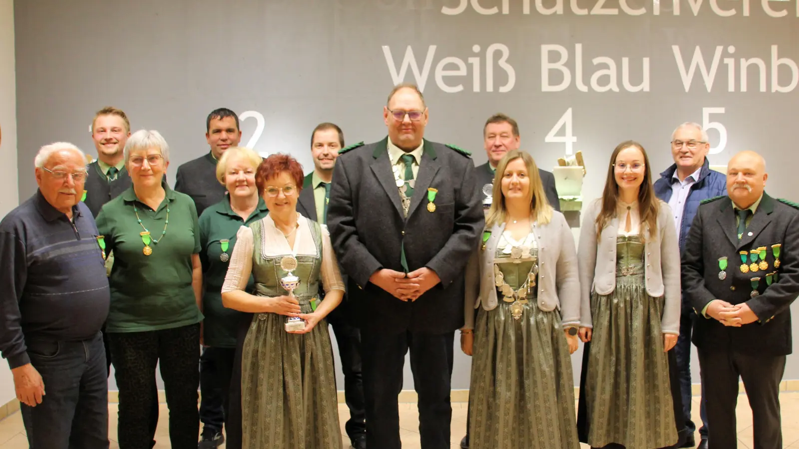 Die Sieger des Schützenvereins Winbuch mit Schützenmeister Tobias Respondek (2.v.l.), 3. Bürgermeister Martin Bauer (2.v.r.), Schützenliesl Sabrina Fritz (4.v.r.), Schützenkönig Johann Popp (8.v.l.) und Schützenkönig Aufgelegt Josef Luschmann (1.v.l.) (bjo) (Bild: Johann Bauer)