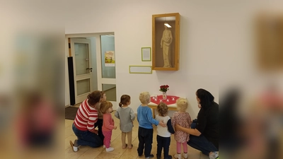 Zu Ehren der Heiligen Elisabeth legten die kinder an der Statue der Heiligen Rosen nieder.  (Bild: Doris Weigl)
