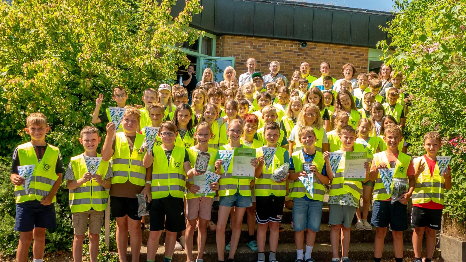 Strahlende Gesichter nach bestandener Radprüfung (Bild: Brigitte Weigl)