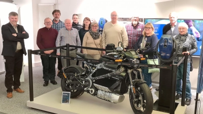 Teilnehmer der Veranstaltung vor E-Motorradexponat. (Bild: Klaus Bleisteiner)