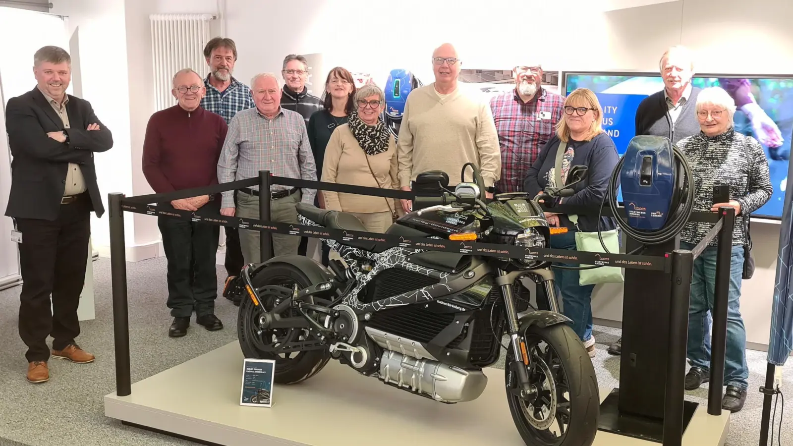 Teilnehmer der Veranstaltung vor E-Motorradexponat. (Bild: Klaus Bleisteiner)