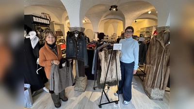 Monika Galle und Iris Müller vom Inner Wheel Club Weiden im wieder eröffneten Pop Up Store am Unteren Markt (Bild: Martin Stangl)