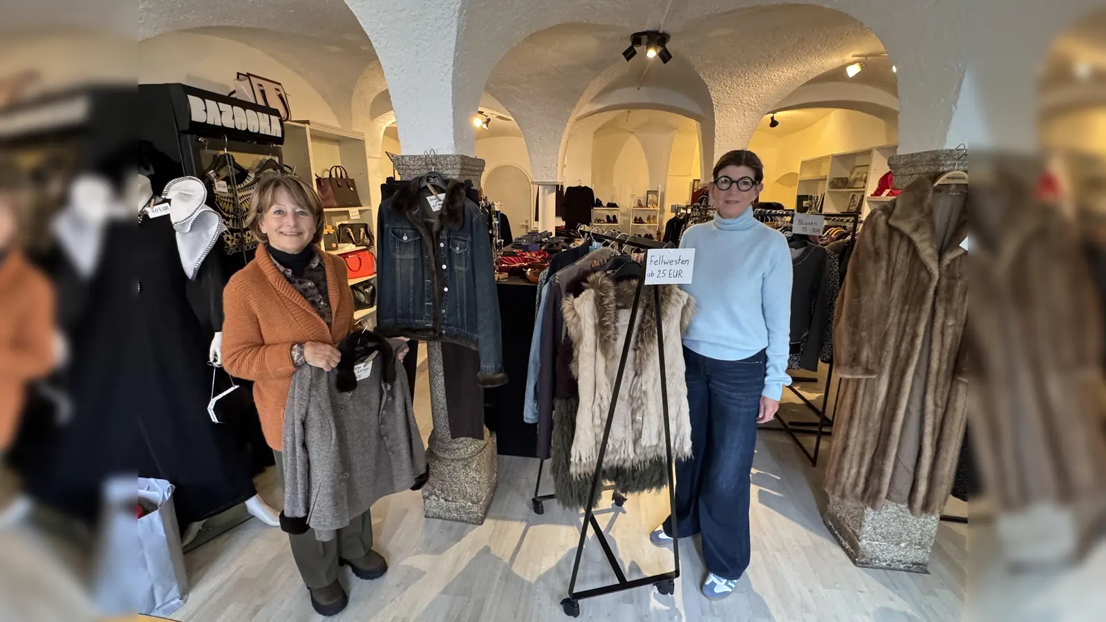 Monika Galle und Iris Müller vom Inner Wheel Club Weiden im wieder eröffneten Pop Up Store am Unteren Markt (Bild: Martin Stangl)