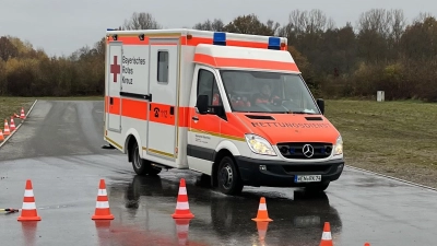 Bild zeigt die Trainingseinheit „Gefahrenbremsung mit Ausweichen” einer Teilnehmerin (Bild: Josef Argauer)