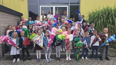 Die Schulanfänger der GS Schnaittenbach mit Schulleiterin Michaela Bergmann und den Lehrkräften Josefine Weigert, Florentine von Imhoff und Sabine Weiß (hinten von links) (Bild: Sabine Spindler)