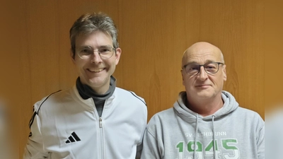 links der Kreisehrenamtsbeauftragte Matthias Kodisch, rechts der erste Vorsitzende des SV Pechbrunn, Raimund Zeitler (Bild: Markus Renner)