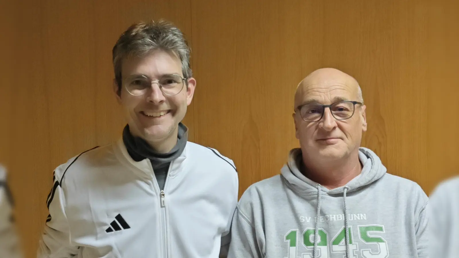 links der Kreisehrenamtsbeauftragte Matthias Kodisch, rechts der erste Vorsitzende des SV Pechbrunn, Raimund Zeitler (Bild: Markus Renner)
