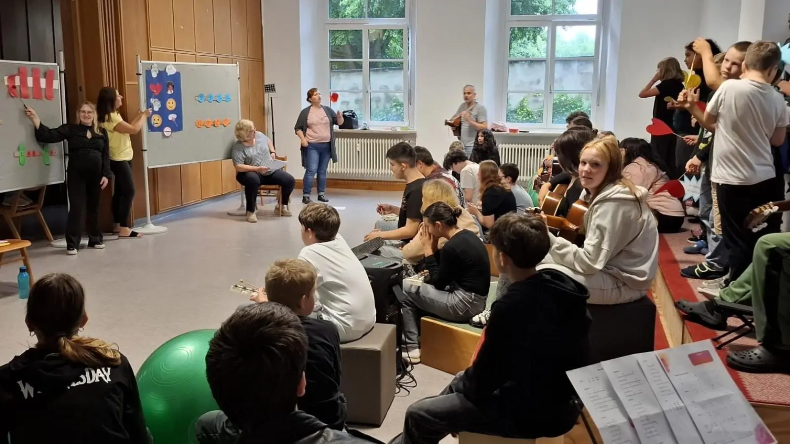 Die Leitung der Musikschule Mitterteich, Cindy Maier (vorne links) studierte mit Lehrkräften und Schülern den Song „Applaus Applaus” ein. <br> (Bild: Nadine Scheck)