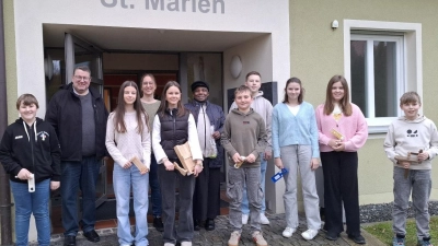 Pfarrer Udo Klösel (2.v.l. und Pfarrvikar Dr. Basil Bazir Ngwega (6.v.l.) dankten Kirchenpflegerin Nicola Hummer (4.v.l.) für die Einteilung und den GottesdienerInnen für ihren christlichen Einsatz. (Bild: Karl Ziegler)