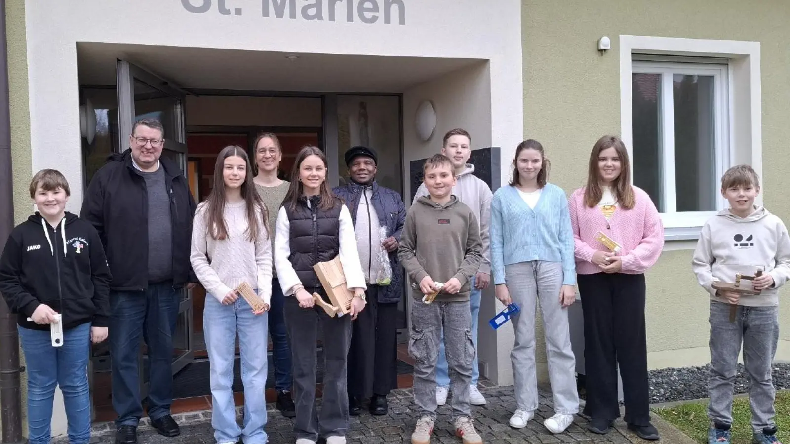 Pfarrer Udo Klösel (2.v.l. und Pfarrvikar Dr. Basil Bazir Ngwega (6.v.l.) dankten Kirchenpflegerin Nicola Hummer (4.v.l.) für die Einteilung und den GottesdienerInnen für ihren christlichen Einsatz. (Bild: Karl Ziegler)