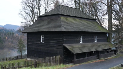 Von außen sieht die 1783 erbaute Toleranzkirche in Velka Lhota aus wie ein Wohnhaus. Nur die Form des Dachs zeigt, dass es ein besonderes Gebäude ist. (Bild: Corinna Groth)