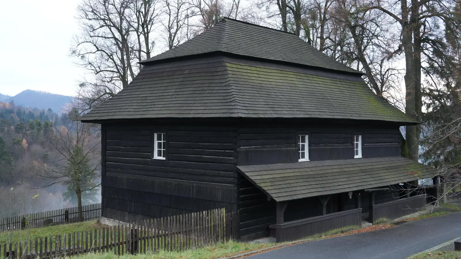 Von außen sieht die 1783 erbaute Toleranzkirche in Velka Lhota aus wie ein Wohnhaus. Nur die Form des Dachs zeigt, dass es ein besonderes Gebäude ist. (Bild: Corinna Groth)