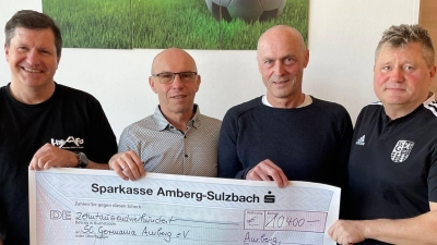 Bei der Spendenübergabe (von links): Michael Gold (Kassier Förderverein), Alfred Scherm (Vorsitzender Hauptverein), Thomas Scherm (Zweiter Vorsitzender Förderverein) und Konrad Singer (Vorsitzender Förderverein). (Bild: Förderverein SC Germania/exb )