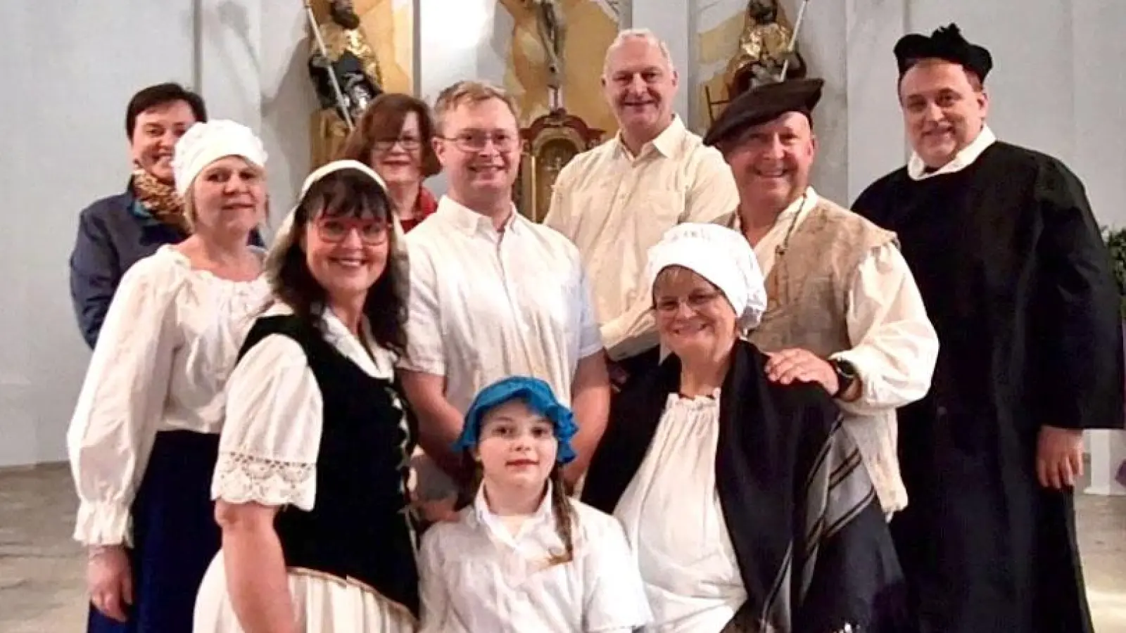 Die Mitwirkenden von Dorfbühne, Musikverein und Pfarrgemeinde bereiten sich derzeit auf den szenischen Kirchenabend „Glaube, Glanz &amp; Geschichten“ zum Jubiläum 700 Jahre Pfarrei St. Emmeram vor. (Bild: Josef Kleber)