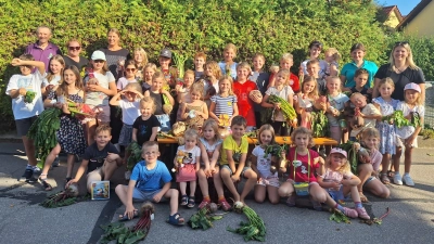 Die 43 Kinder mit Vorsitzenden Helmut Schönberger und Betreuerinnen des GOV (Bild: Barbara Dirrigl)