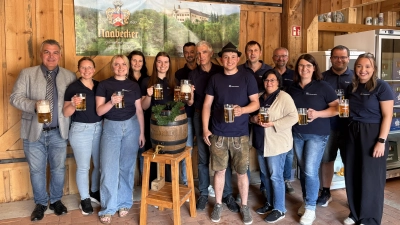 Michel Weiler als Vertreter der Schlossbrauerei Naabeck mit den Mitgliedern der Freiwilligen Feuerwehr Mitter- und Oberauerbach. (Bild: Milena Schieder)