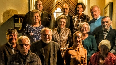 Die Geehrten von links: 1.Reihe: Jürgen Mühl, Engelbert Beer, Josef Reindl, 2. Bürgermeisterin Elisabeth Gruber, Marianne Schönberger. 2. Reihe: Gabi Büttner, Monika Schiller, Renate Amrhein, Johann Horst. 3. Reihe: Christian Fellner, Wolfgang Schmalzl, CSU Ortsvorsitzende Birgit Singer-Grimm, Richard Fruth. (Bild: Holger Vogl)