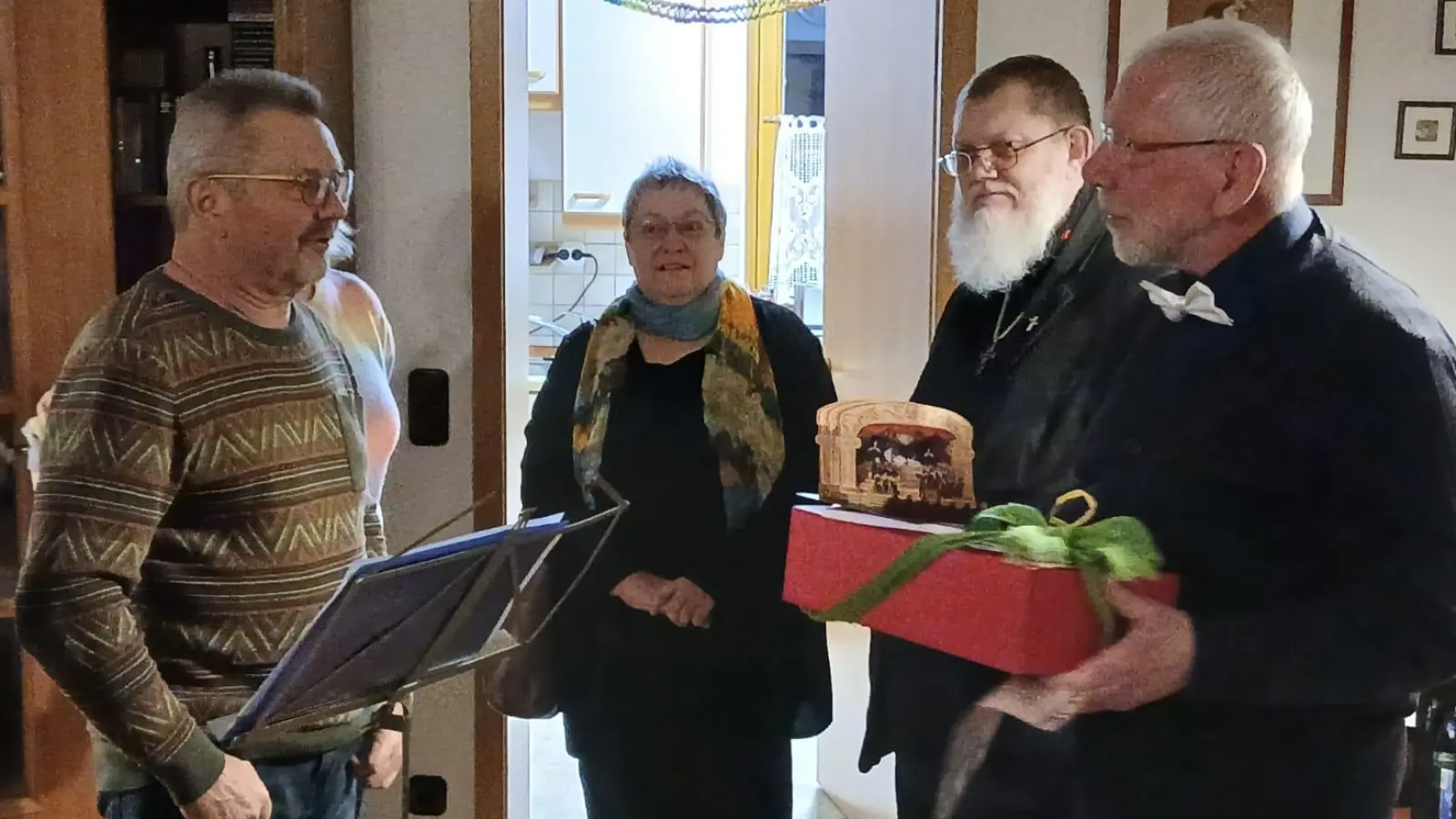 links Kunibert Reiß, in der Mitte Pfarrer Robert Ploß mit Ehefrau, rechts der Jubilar Karl-Heinz Brand;  (Bild: Markus Renner)