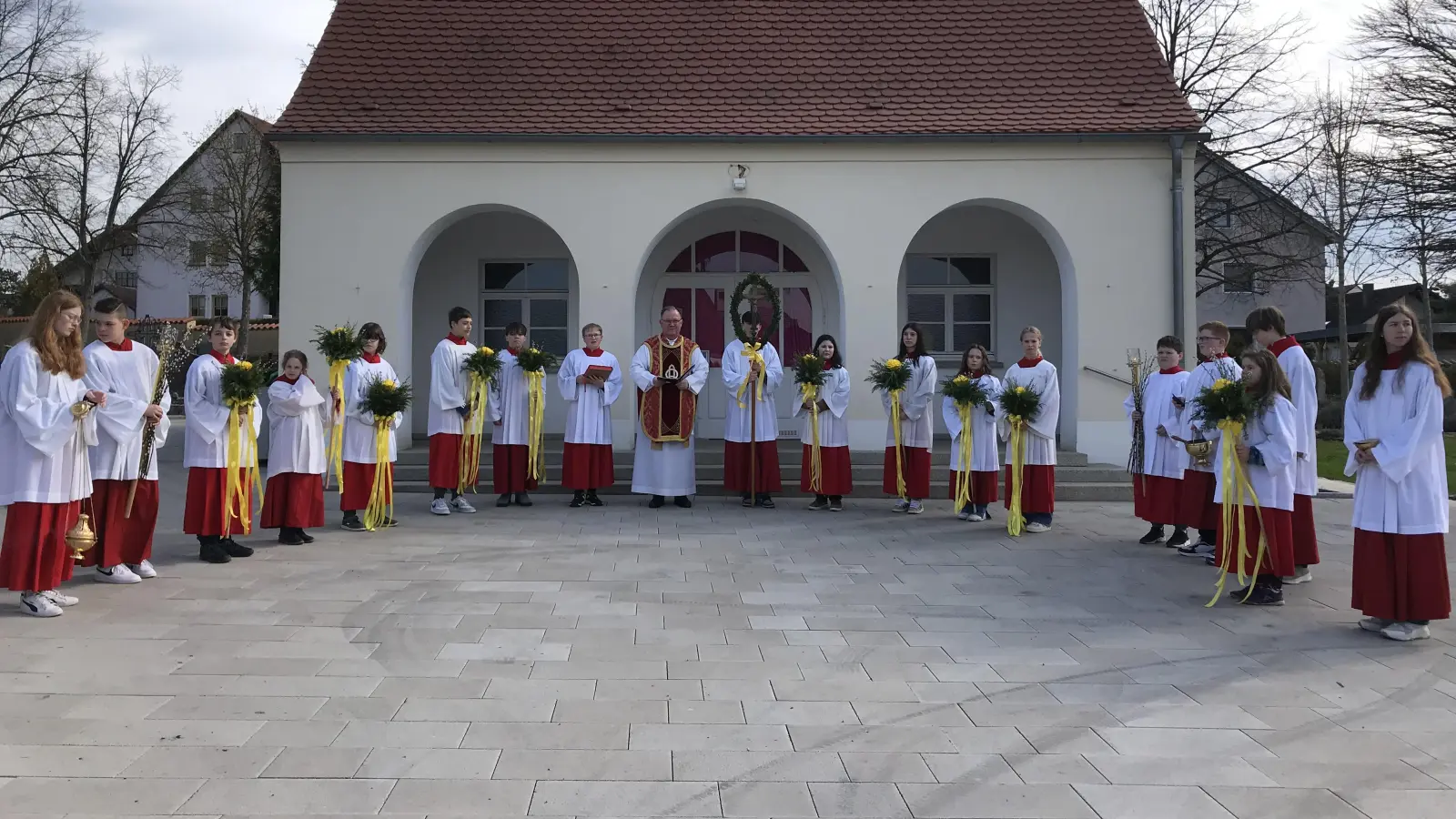 An der Aussegnungshalle im Friedhof begann der Palmsonntag in Hahnbach. (Bild: Marianne Moosburger)