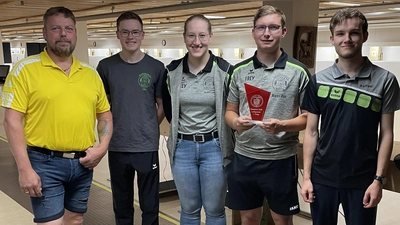 Gausportleiter Sportleiter Stefan Zant (v. L.) vom Stiftlandgau übergibt an die Mähringer Schützen Luca Preisinger, Antonia Lanzendörfer, Florian Beer und Raffael Scharnagl die neue Siegertrophäe für den Gaupokal 2026. (Bild: Dieter Beer)