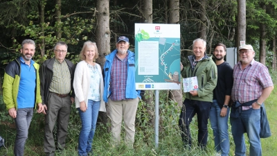 Der Waldlehrpfad im Birgland stand im Mittelpunkt des Interesses seitens der Vilsecker Delegation der Wählergruppe Einheitsblock-FW. Das Gruppenfoto zeigt:<br>v.l.n.r.: FW-Birgland-Ortsvorsitzender Elmar Halk, Georg Burger, Bürgermeisterin Brigitte Bachmann-Mühlinghaus, Willi Zinnbauer, Thorsten Grädler, Dominik Gruber, Willi Ertl (Bild: Karin Fruth)