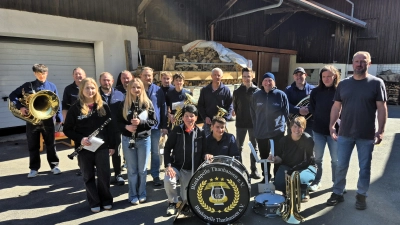 Auf dem Foto zu sehen sind die Mitglieder der Blaskapelle Thanhausen mit der neuen Trommel sowie Edeltraud Gmeiner und ihre Tochter Carolin. (Bild: Markus Schüßler)